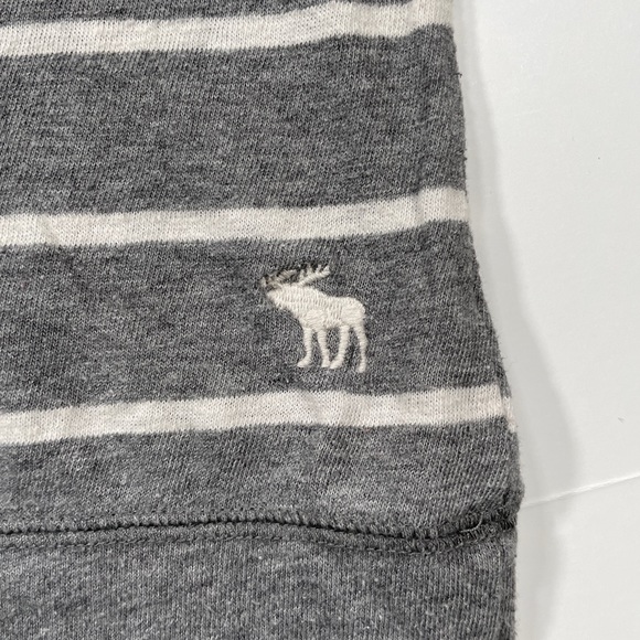 Abercrombie & Fitch Women’s Boat Neck Long Sleeve Gray & White T-Shirt Size S - Picture 5 of 5